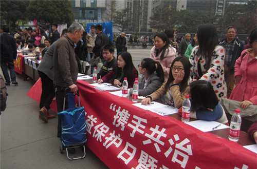 群众正在向我院老师同学咨询法律问题