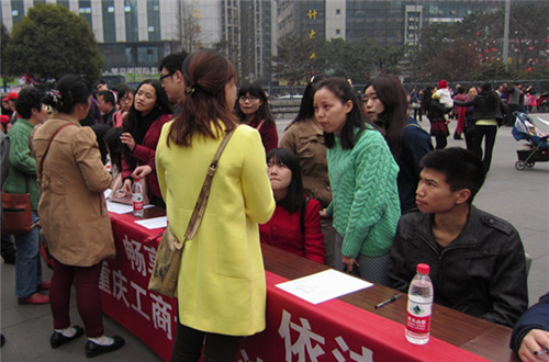 我院张霞老师在解答居民的法律困惑